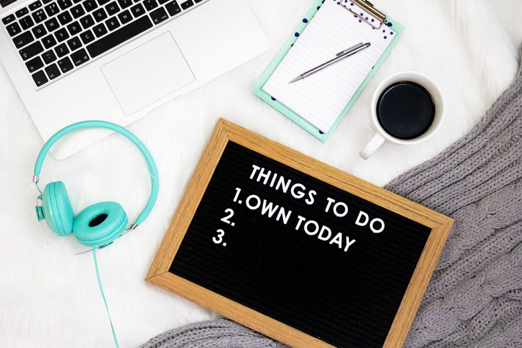 Ein Blackboard wo drauf steht: "Things to do: Own Today". Drum herum verschiedene Arbeitsutensilien.