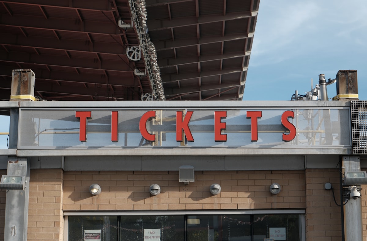 Tickets-Schriftzug über einem Eingangsbereich – Ticketpreise im Freizeitpark