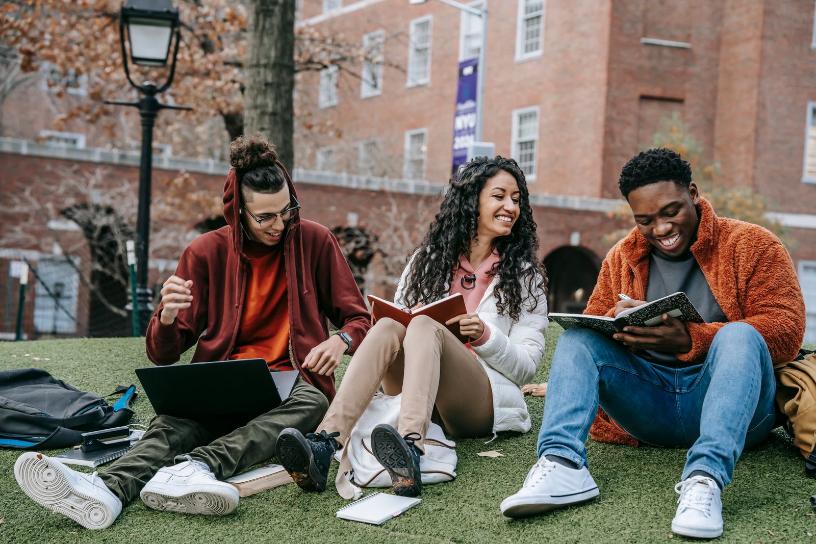 Fröhliche Studierende auf dem Campus